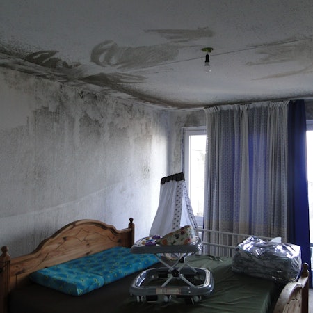 An der Wand und Decke einer Wohnung eines Hauses der Osloer Straße hat sich der Schimmel großflächig ausgebreitet. Foto von Christopher Dröge