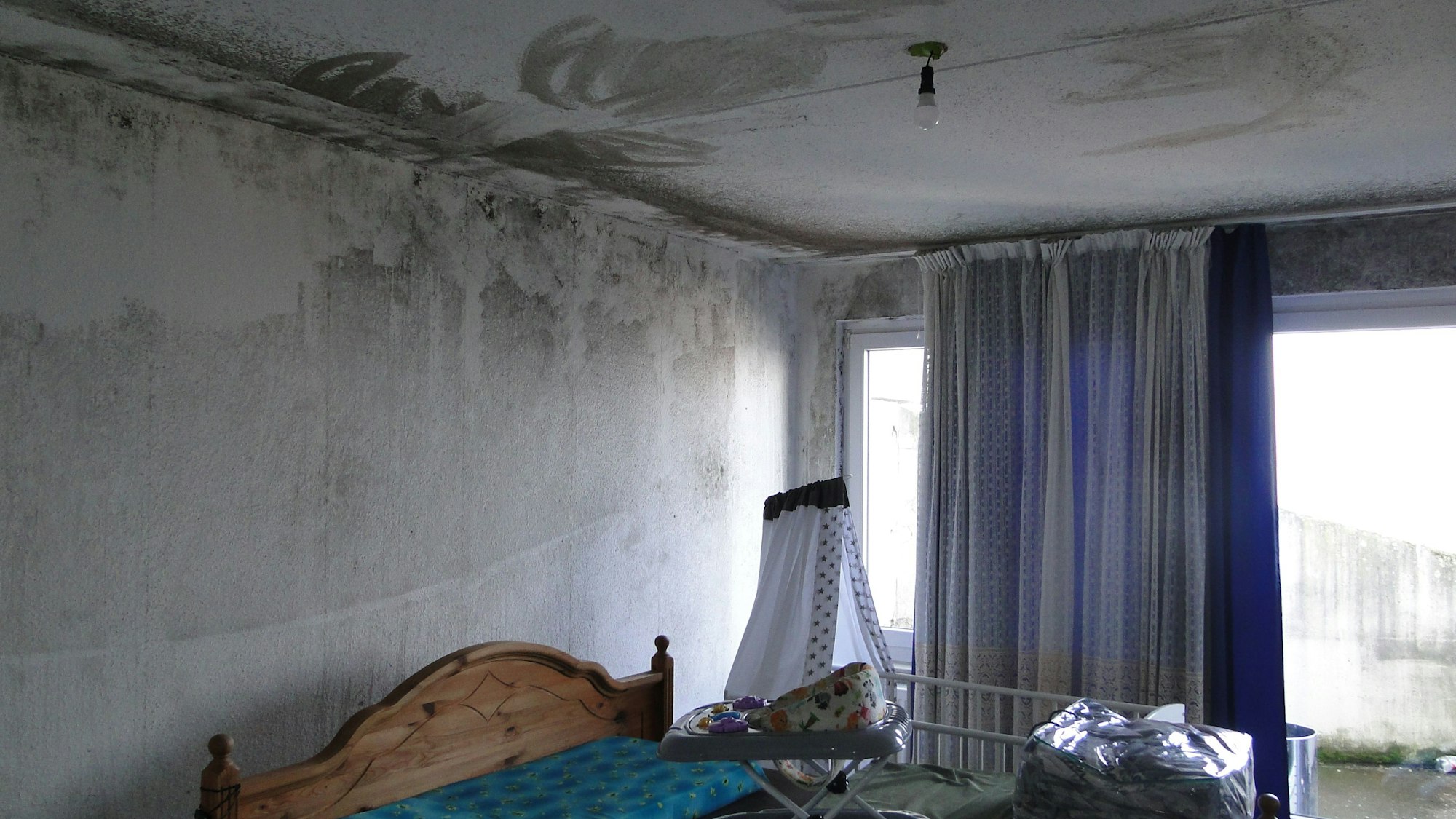 In dieser Wohnung eines Hauses der Osloer Straße hat sich der Schimmel großflächig ausgebreitet.