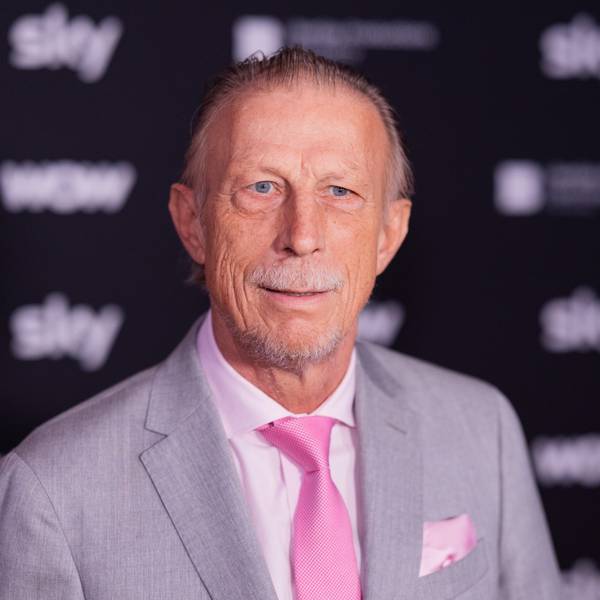 Christoph Daum steht auf dem Roten Teppich.