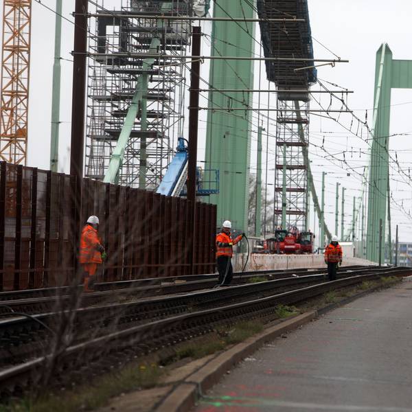 Die Verwaltung will die Verkehrsführung auf der Mülheimer Brücke ändern.