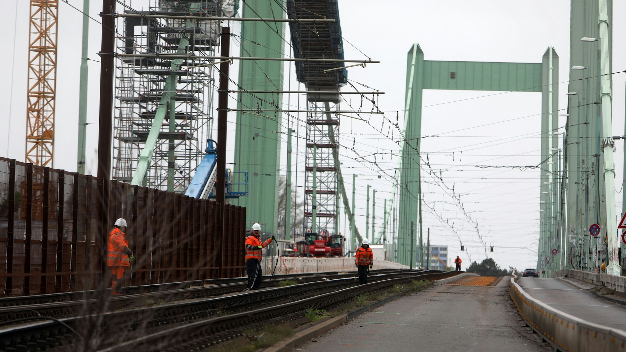 Die Verwaltung will die Verkehrsführung auf der Mülheimer Brücke ändern.
