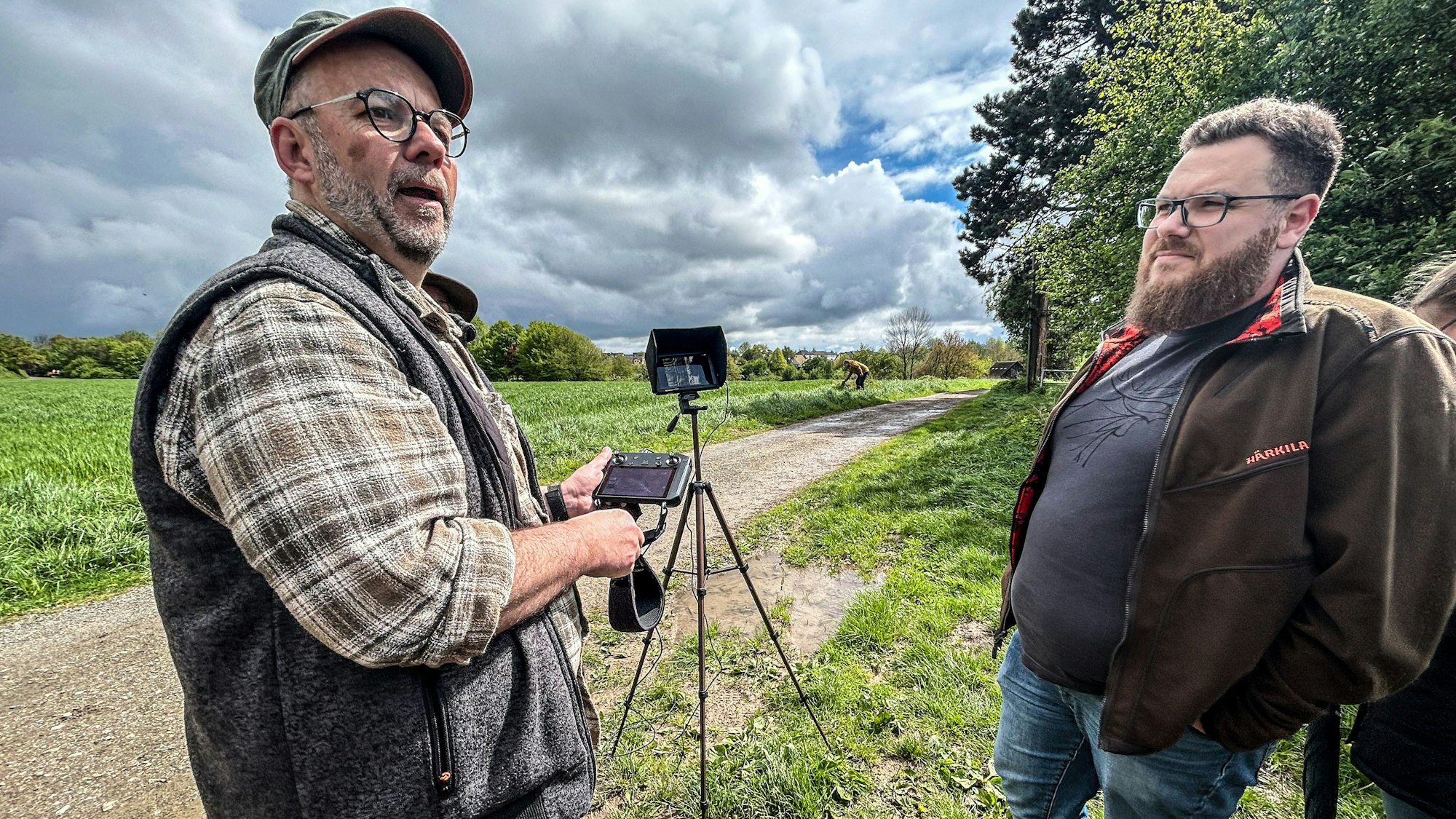 Michael Mahler und Peter Dünner (v.l.) von der Leverkusener Jägerschaft erläütern ihren Einsatz mit Drohne und Wärmebildkamera.