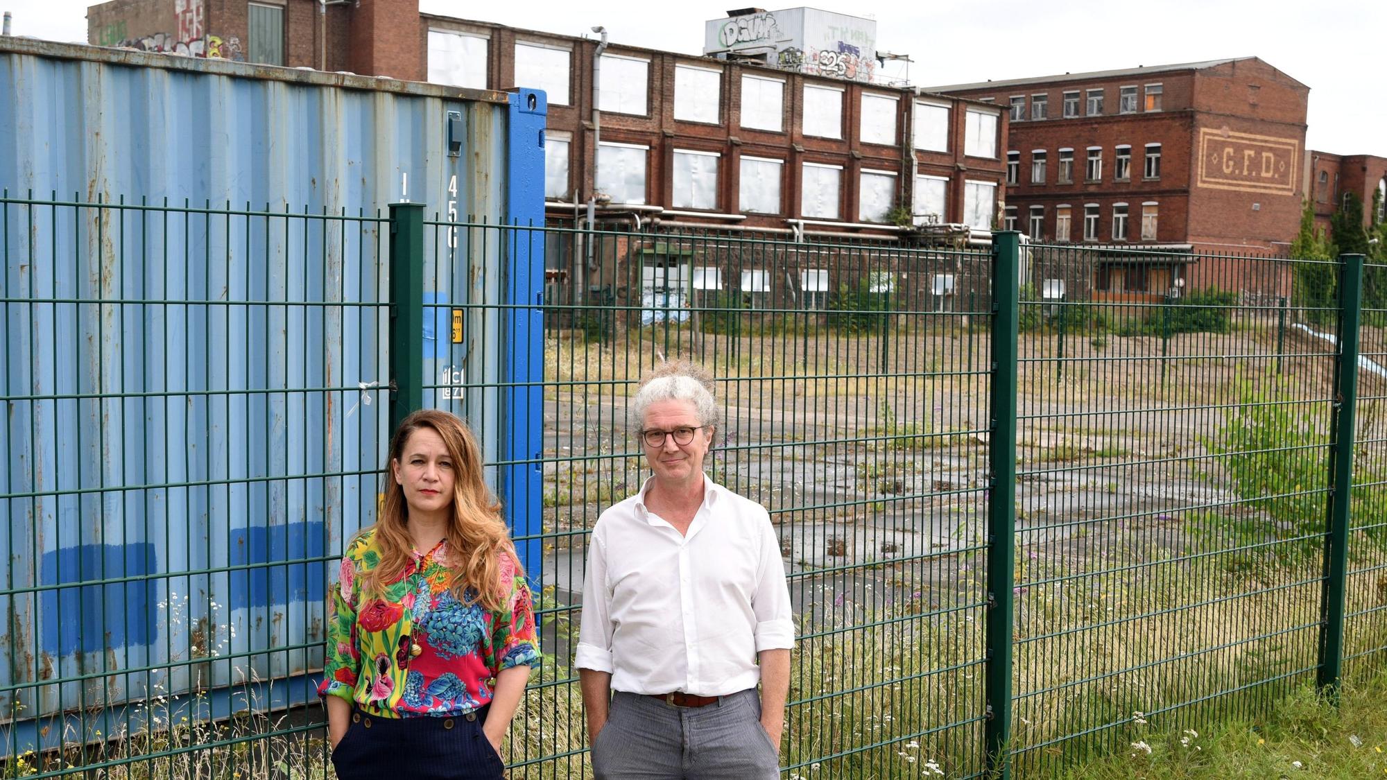 Anja Kolacek und Mark Leßle
vor dem Otto-Langen-Quartier.