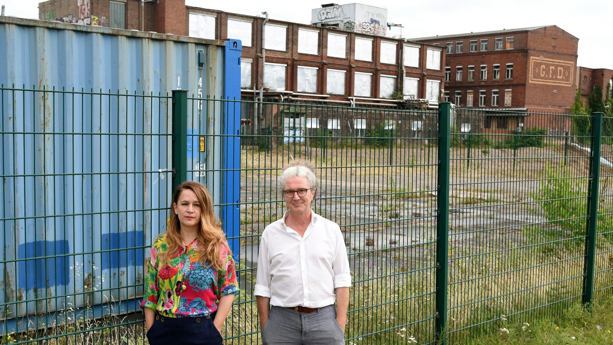 Anja Kolacek und Mark Leßle
vor dem Otto-Langen-Quartier.