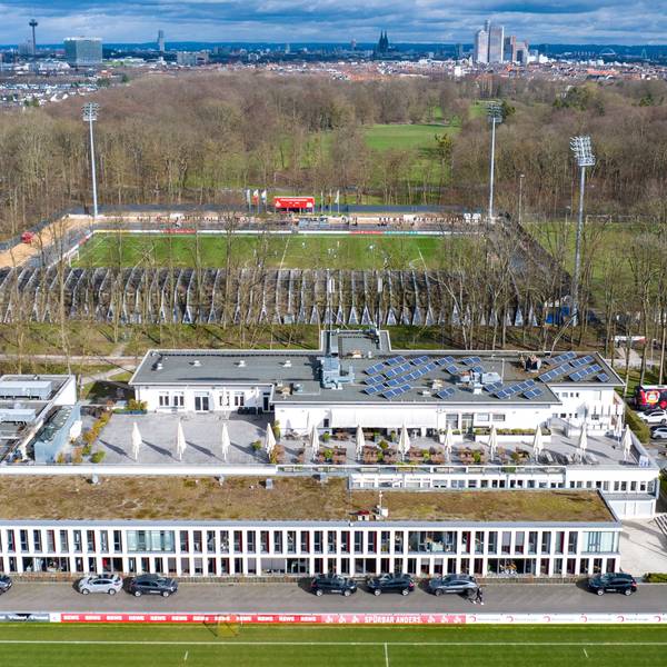 Der Blick von oben auf Geißbockheim. Rechts neben dem Franz-Kremer-Stadion (im Hintergrund) soll das Nachwuchs-Leistungszentrum anstelle des Fußball-Platzes entstehen.