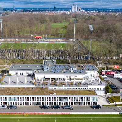 Der Blick von oben auf Geißbockheim. Rechts neben dem Franz-Kremer-Stadion (im Hintergrund) soll das Nachwuchs-Leistungszentrum anstelle des Fußball-Platzes entstehen.