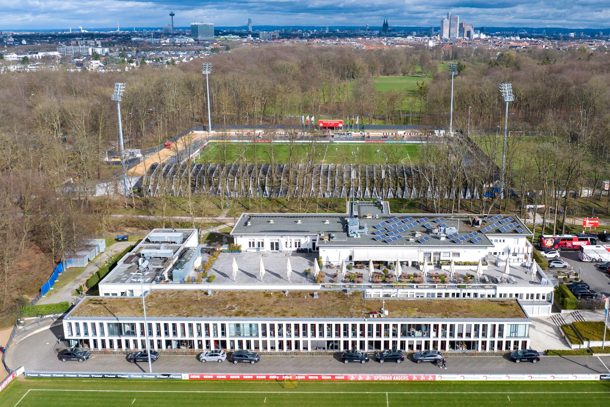 Der Blick von oben auf Geißbockheim. Rechts neben dem Franz-Kremer-Stadion (im Hintergrund) soll das Nachwuchs-Leistungszentrum anstelle des Fußball-Platzes entstehen.