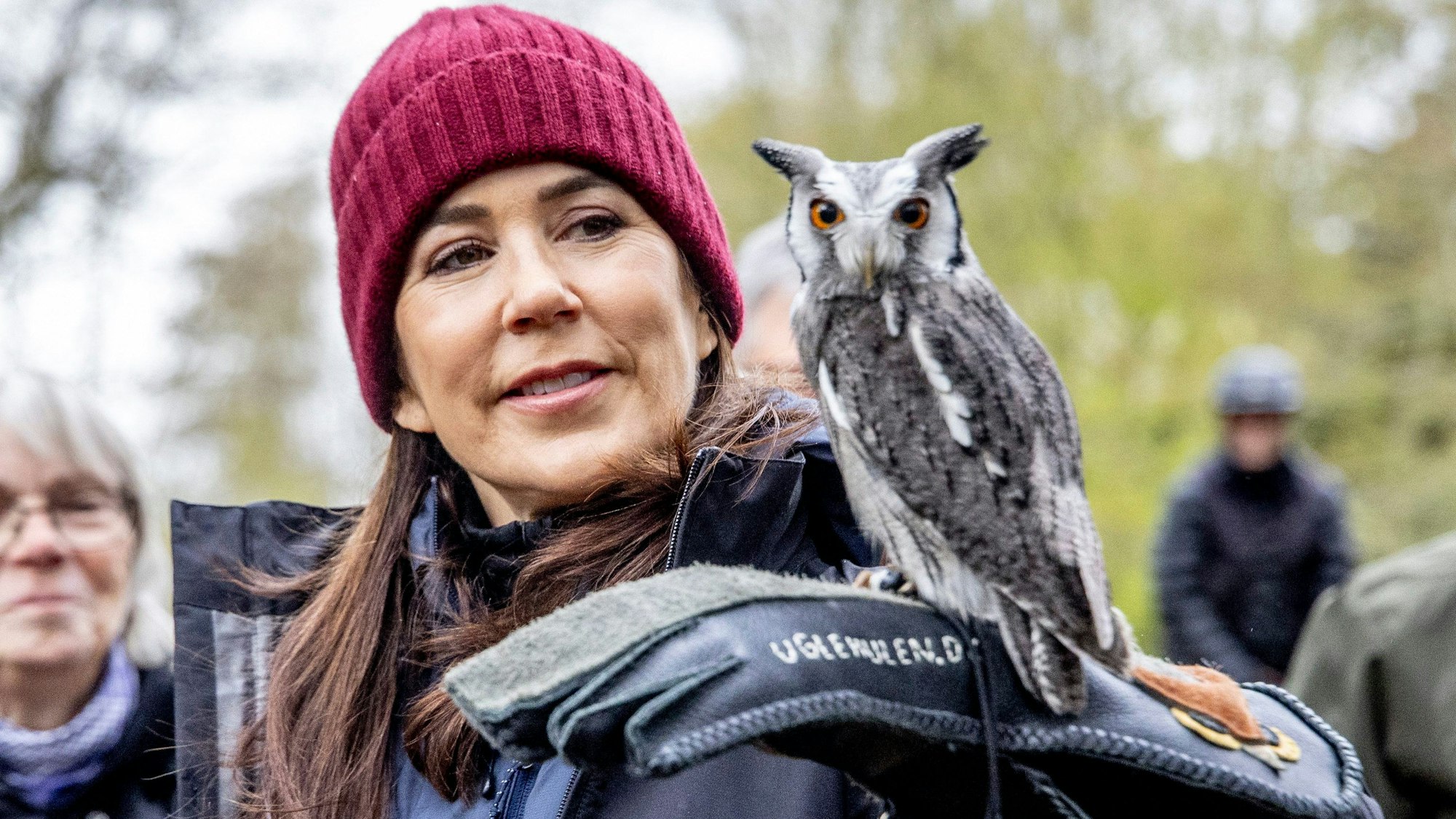 Dänemarks Königin Mary hält Eule Silja, eine weißmaskierte Zwergohreule, bei der Einweihung eines Wanderwegs im Hannenov Wald.