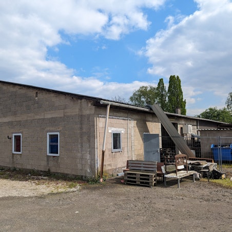 Auf dem Foto ist der Schlachthof in Hürth mit seinen Stallungen zu sehen.