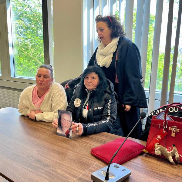 Schwester (links) und Mutter hatten zum Prozessauftakt ein Foto des Mordopfers mitgebracht.