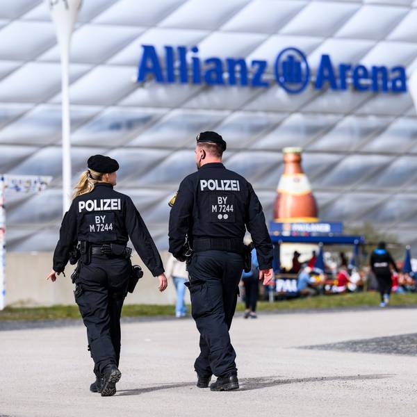 Die Polizei läuft vor einem Spiel vor der Allianz Arena.