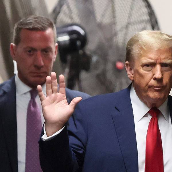 Der frühere US-Präsident Donald Trump steht erneut vor Gericht. Im aktuellen Schweigegeld-Prozess wurde er von einem Zeugen schwer belastet.
