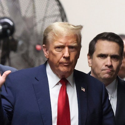 Der frühere US-Präsident Donald Trump steht erneut vor Gericht. Im aktuellen Schweigegeld-Prozess wurde er von einem Zeugen schwer belastet.