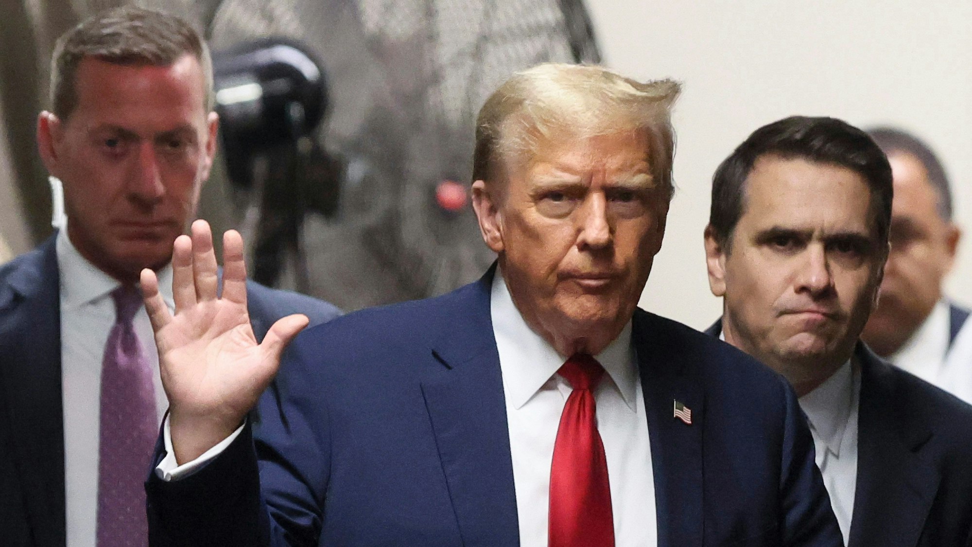 Der frühere US-Präsident Donald Trump steht erneut vor Gericht. Im aktuellen Schweigegeld-Prozess wurde er von einem Zeugen schwer belastet.