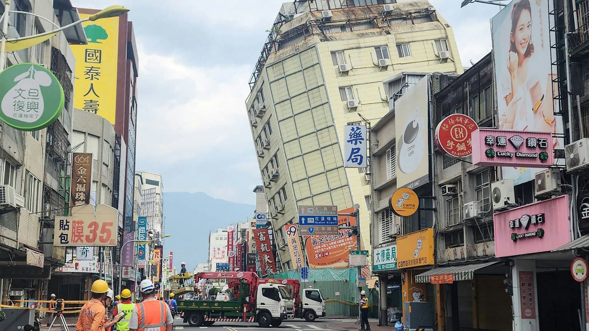 Mehrere Gebäude sind nach einem Erdbeben in Schieflage geraten. Das Epizentrum des stärksten Bebens lag demnach etwa 17 Kilometer südlich bis südwestlich des Sitzes der Bezirksregierung von Hualien.