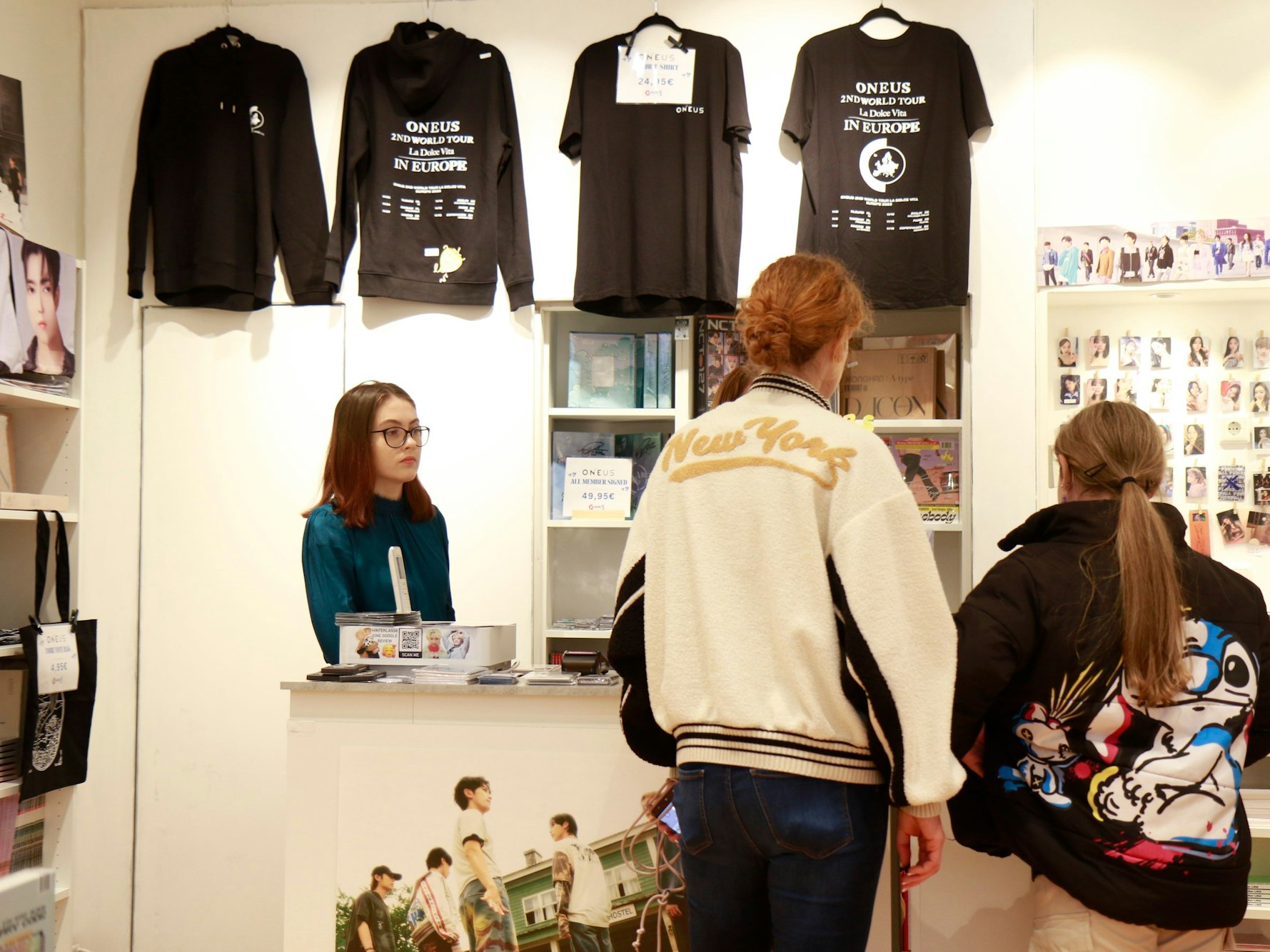 Die meist jungen Kunden werden im K-Idol ausgiebig beraten.