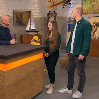 Das Pärchen aus Pulheim (v.r.) mit Horst Lichter und Bianca Berding bei der Expertise von „Bares für Rares“.