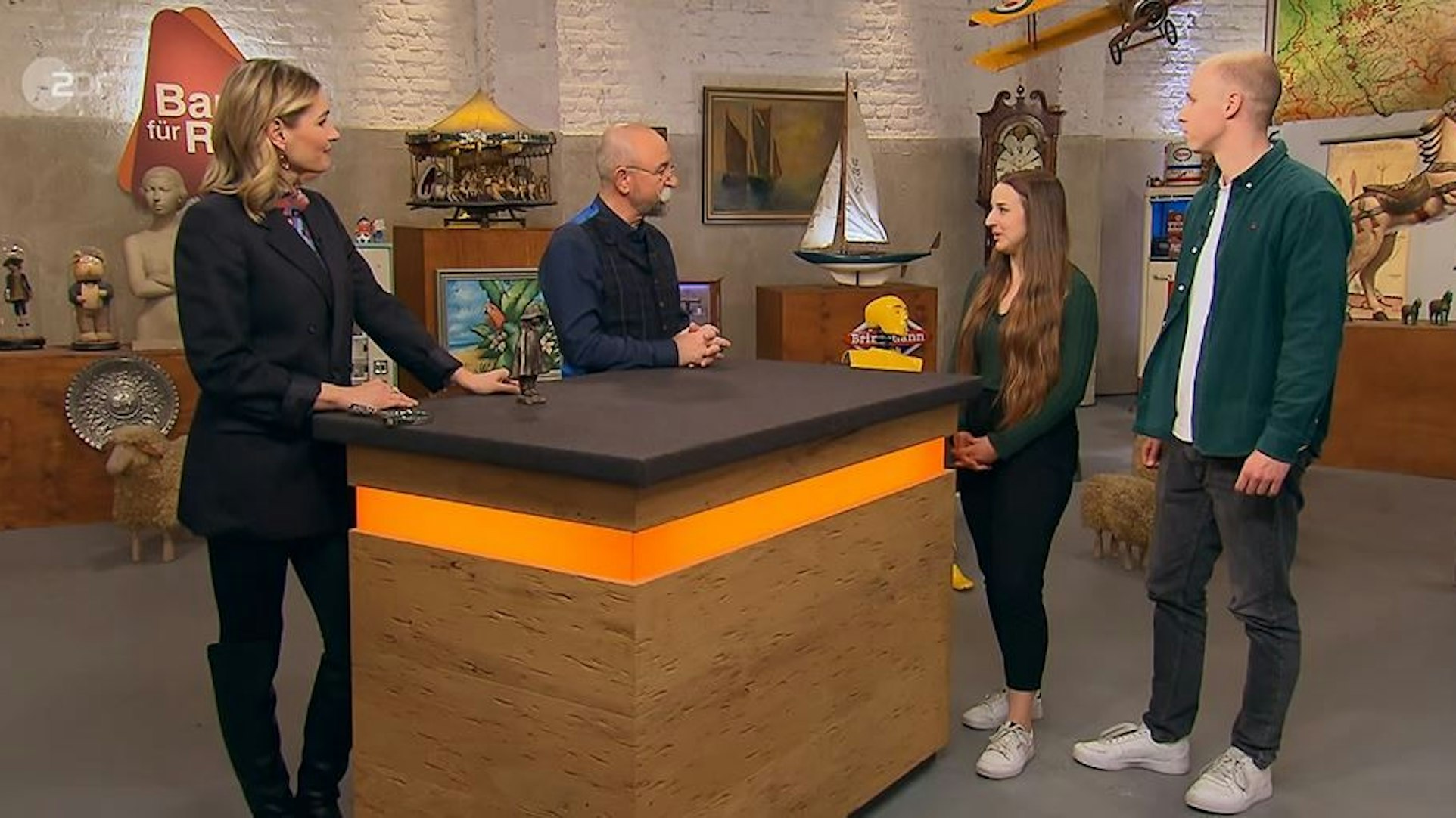 Das Pärchen aus Pulheim (v.r.) mit Horst Lichter und Bianca Berding bei der Expertise von „Bares für Rares“.