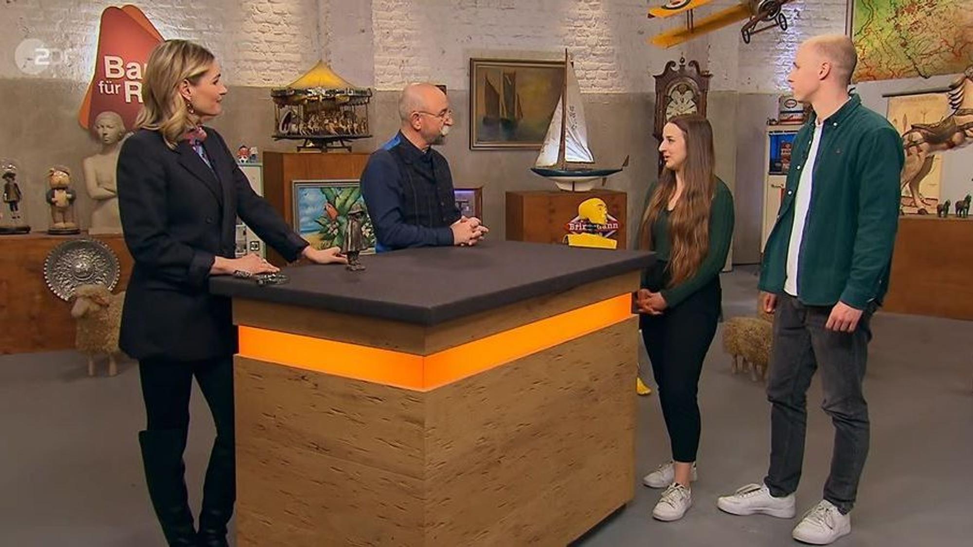 Das Pärchen aus Pulheim (v.r.) mit Horst Lichter und Bianca Berding bei der Expertise von „Bares für Rares“.