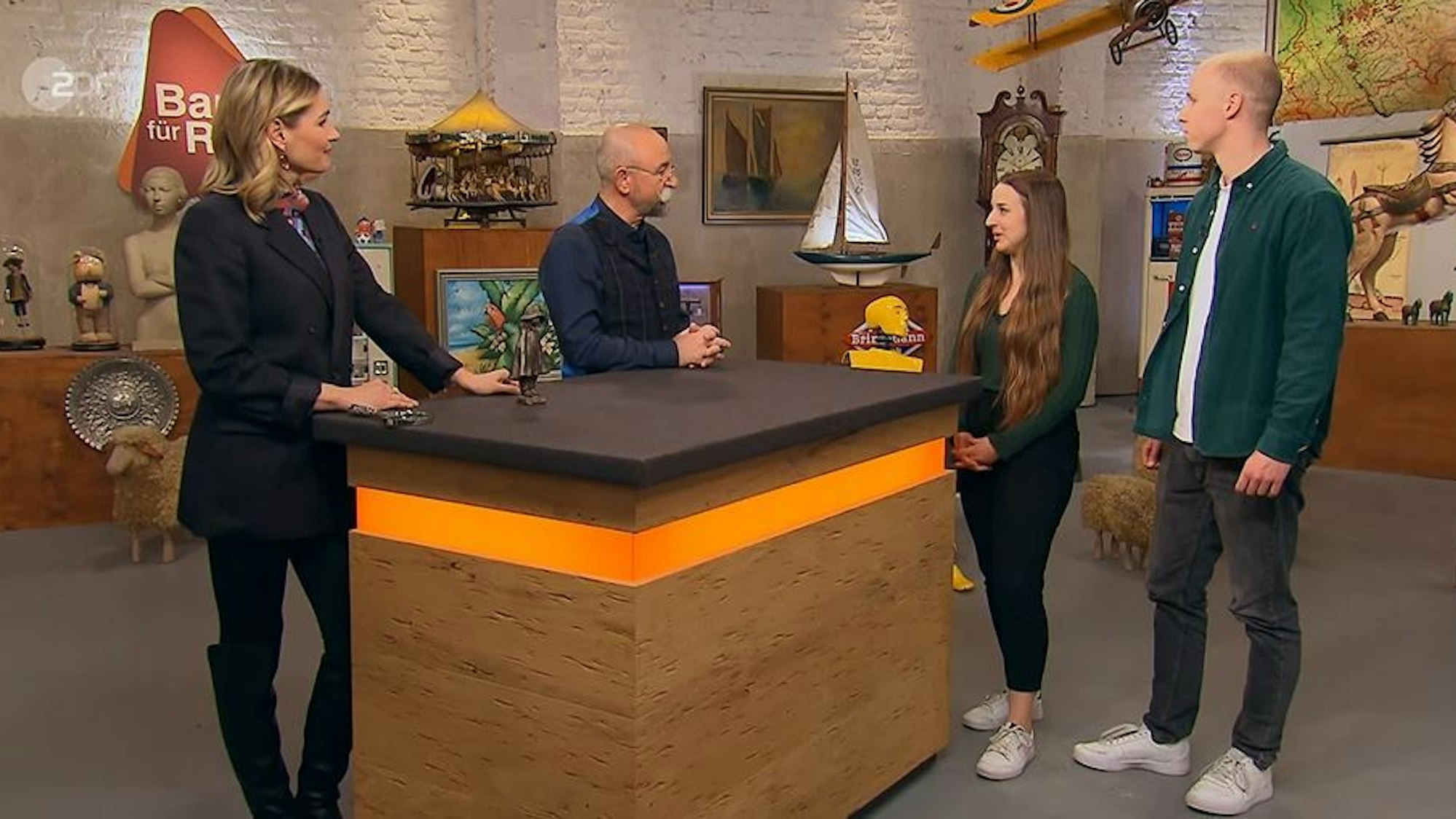 Das Pärchen aus Pulheim (v.r.) mit Horst Lichter und Bianca Berding bei der Expertise von „Bares für Rares“.