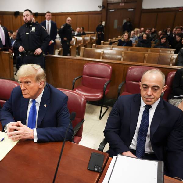 Donald Trump (M.) am 22. April im Gerichtssaal in New York.
