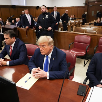 Donald Trump (M.) am 22. April im Gerichtssaal in New York.