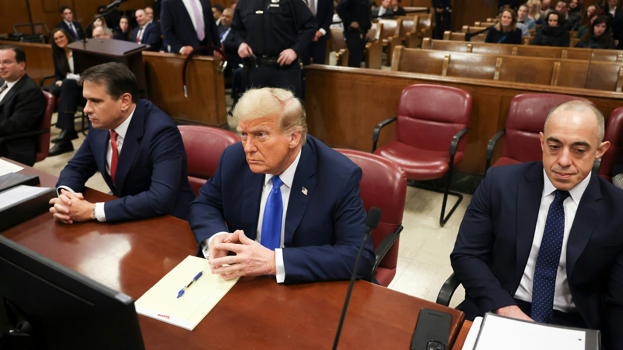 Donald Trump (M.) am 22. April im Gerichtssaal in New York.