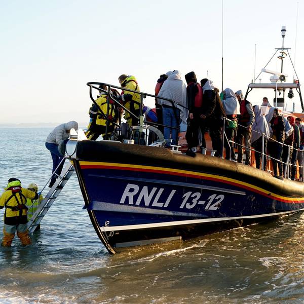 Eine Gruppe von Menschen auf einem kleinen Boot, bei denen es sich vermutlich um Migranten handelt, wird von der Royal National Lifeboat Institution (RNLI) nach einem Zwischenfall im Ärmelkanal nach Dungeness in der Grafschaft Kent gebracht. Großbritannien will illegal eingereiste Migranten künftig nach Ruanda abschieben