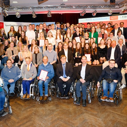 Zu sehen sind die Sieger und Gratulanten bei der Sportlerwahl.