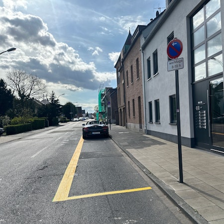 Blick auf einen Abschnitt der Rodenkirchener und Rondorfer Hauptstraße. Provisorisch wurden hier Parkmöglichkeiten für 15 Autos eingerichtet. Foto von Sandra Milden