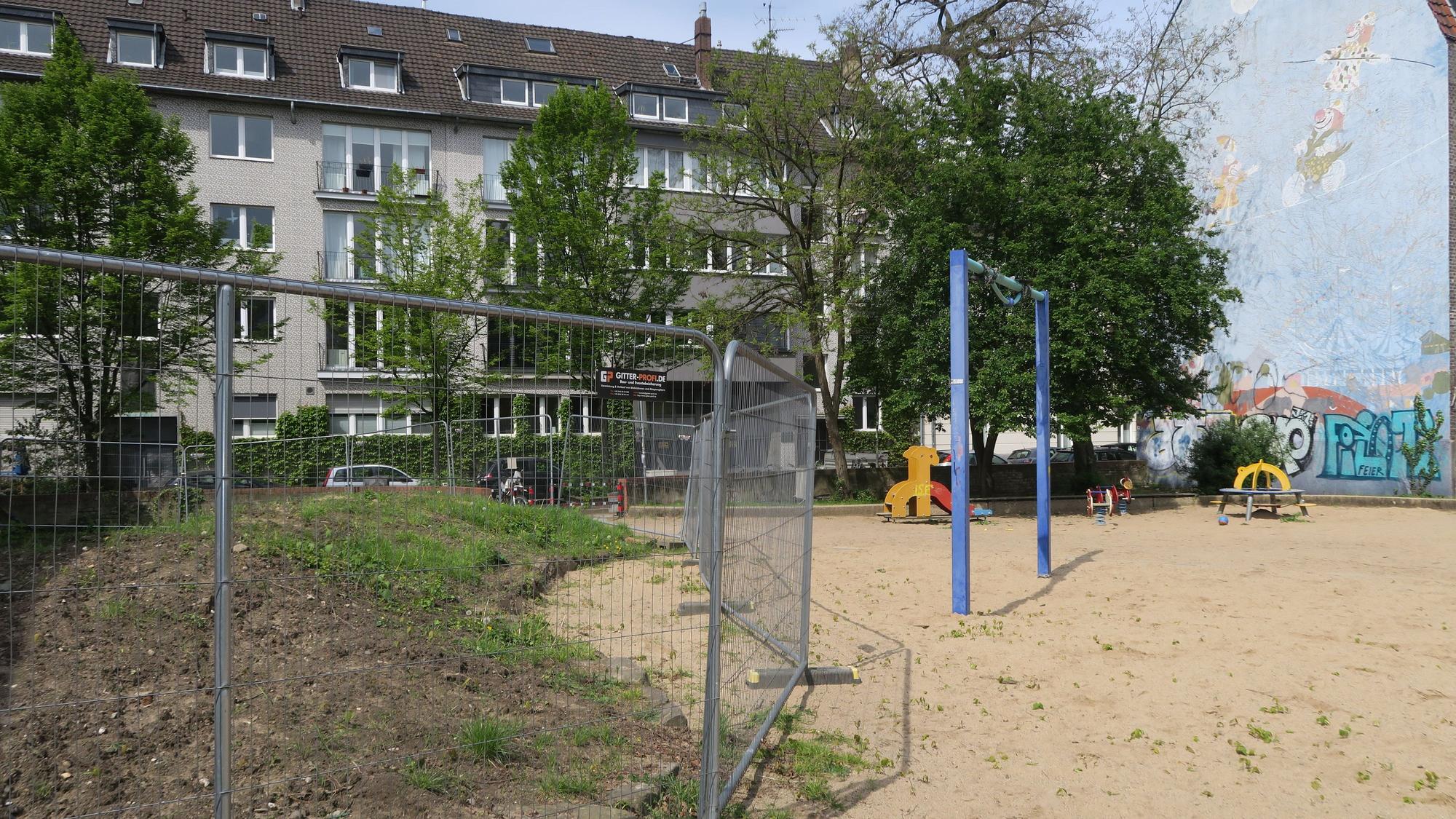 Zaun statt Spielhügel: Ein großer Teil des Spielplatzes an der Platenstraße ist derzeit gesperrt.