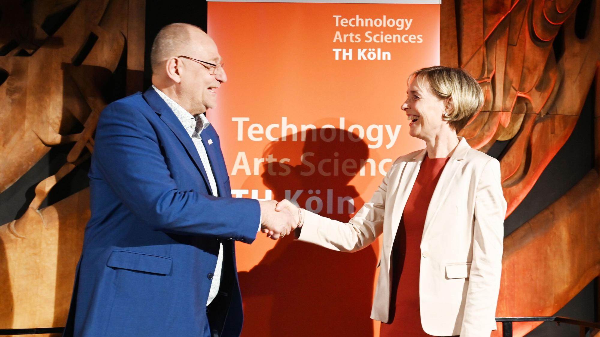 Prof. Dr. Stefan Herzig (li.), Präsident der TH Köln der TH Köln, übergibt das Amt an Prof. Dr. Sylvia Heuchemer.