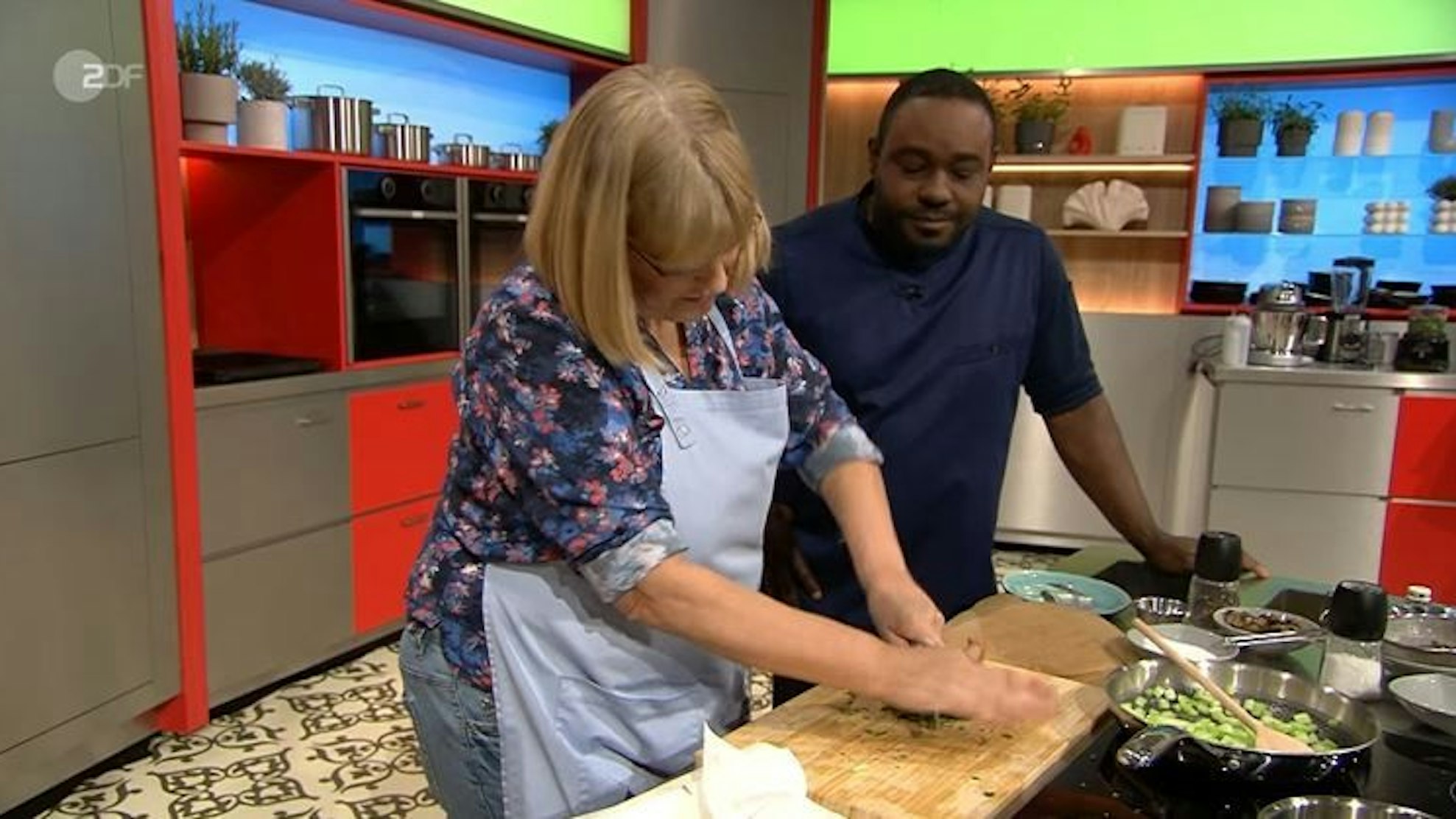 Juror und Sternekoch Robin Pietsch schickt Annemarie Lamß mit ihrer Lachs-Vorspeise in die nächste Runde.