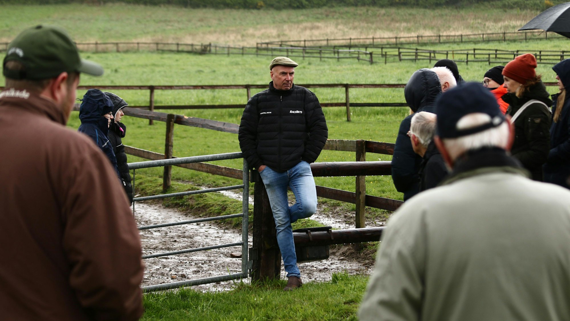 Christian Von der Recke lehnt lässig an einem Gitter, die Besucher stehen vor ihm.