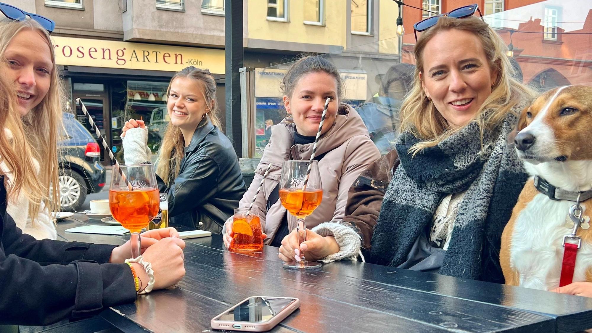Aperol trinkende junge Leute vorm Deli Sülz. (Archivbild)