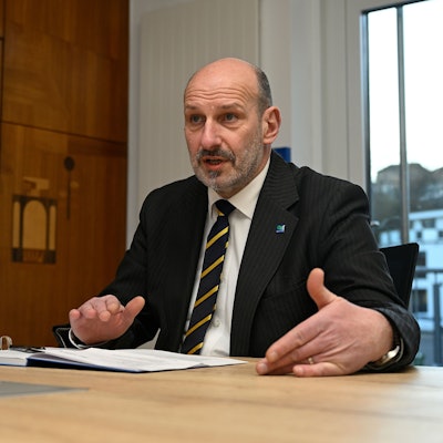 Overaths Bürgermeister Christoph Nicodemus leidet unter den Folgen zweier Corona-Infektionen.