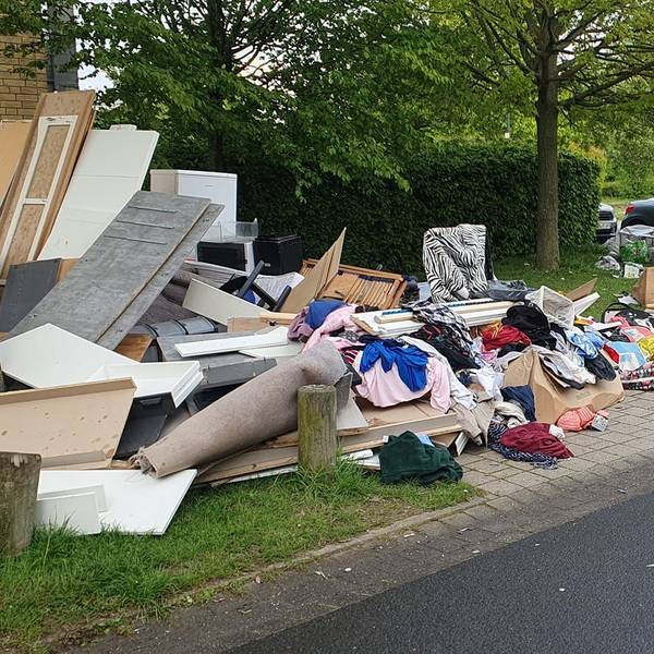 Am Sindorfer Rotkehlchenweg liegt ein großer Haufen Müll, nicht alles davon ist Sperrmüll.