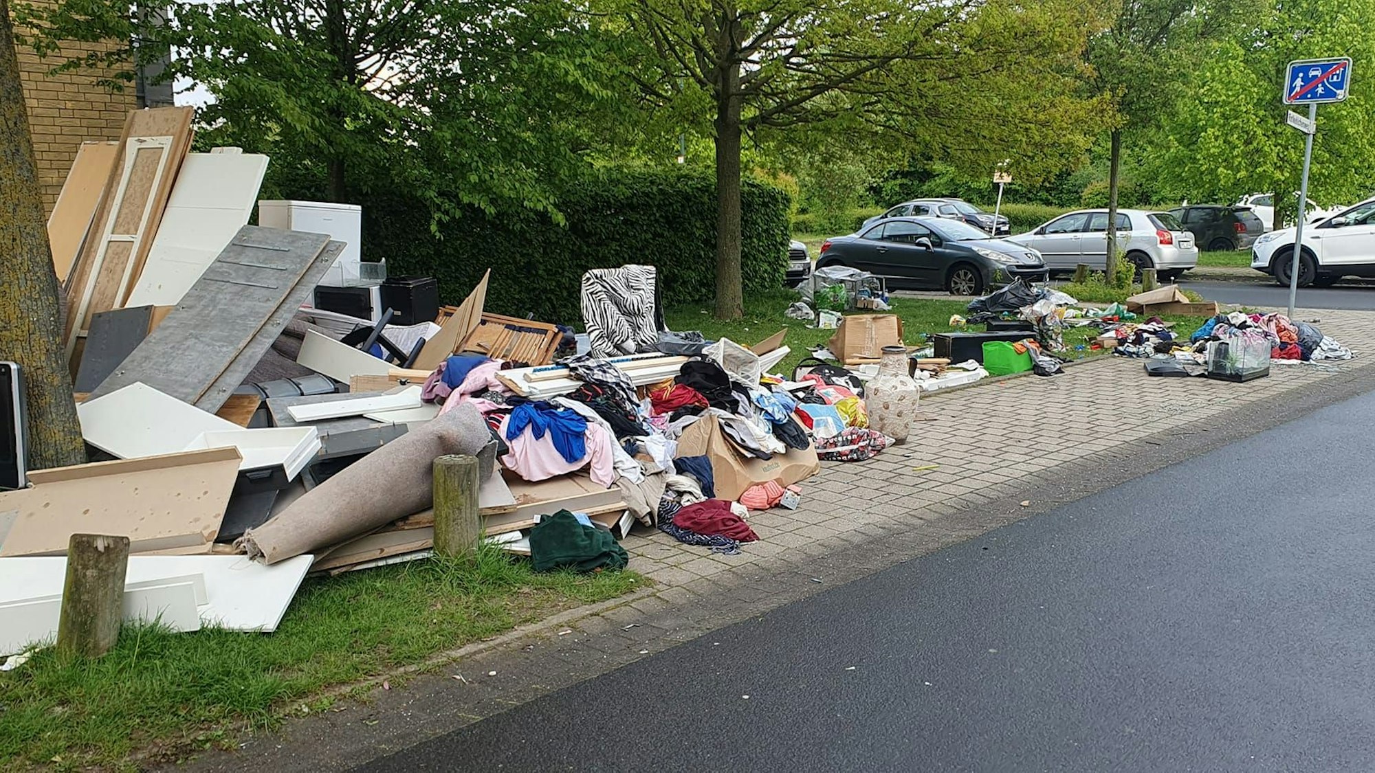 Am Sindorfer Rotkehlchenweg liegt ein großer Haufen Müll, nicht alles davon ist Sperrmüll.