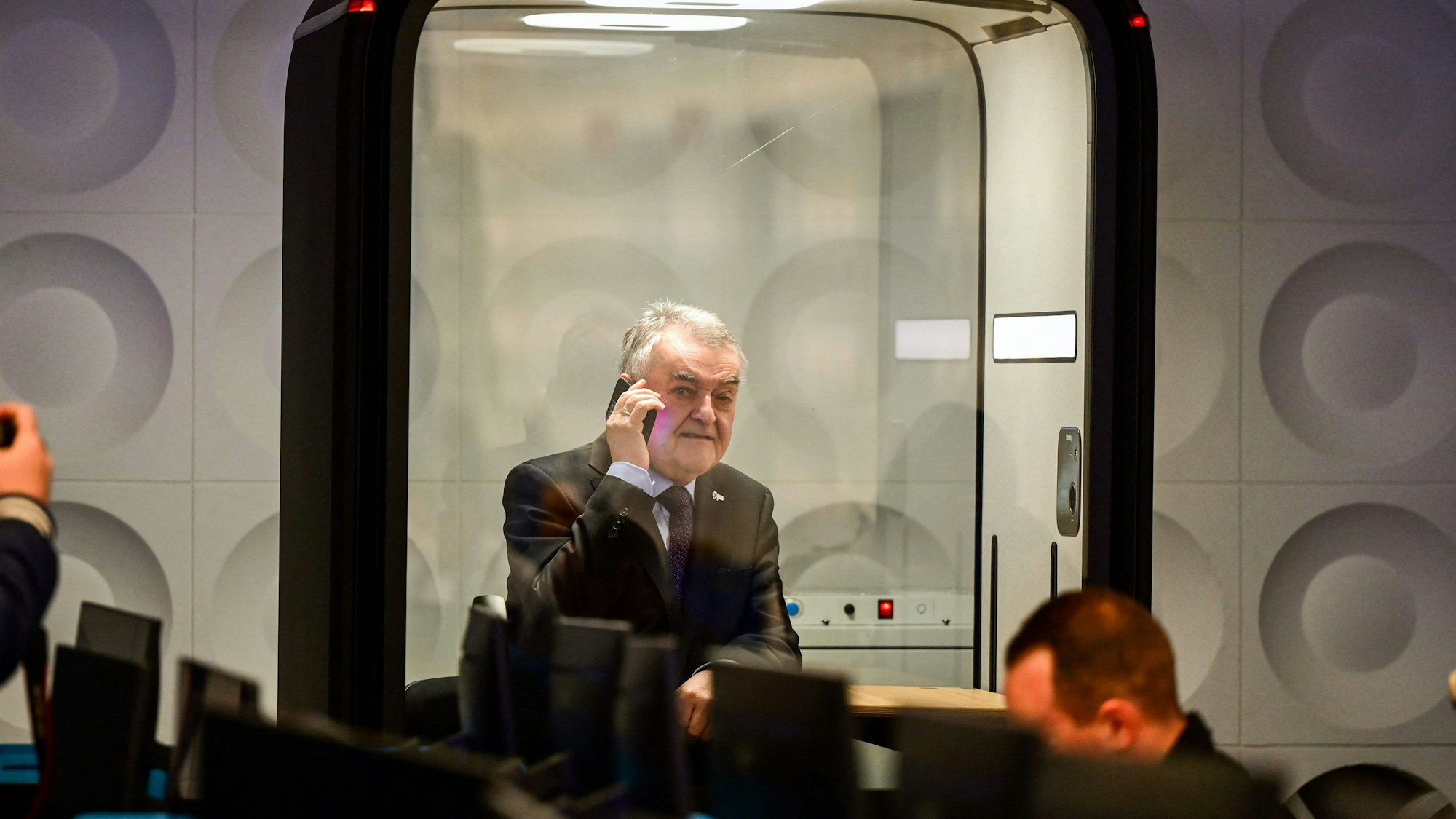 NRW-Innenminister Herbert Reul besucht eine Übung im neuen Lagezentrum der Polizei in Neuss.