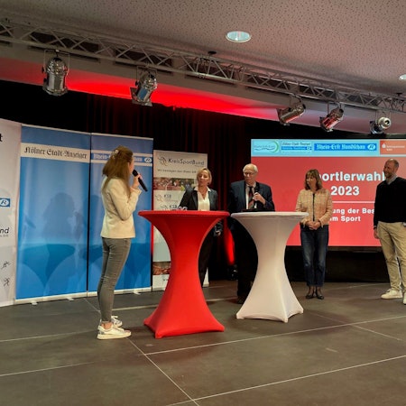 Auf dem Foto sind Moderatorin Heike Spitzley, Rita Markus-Schmitz (Kreissparkasse Köln), Harald Dudzus (Kreissportbund), Cordula von Wysocki (Kölnische Rundschau), Michael Greuel (Kölner Stadt-Anzeiger) zu sehen.