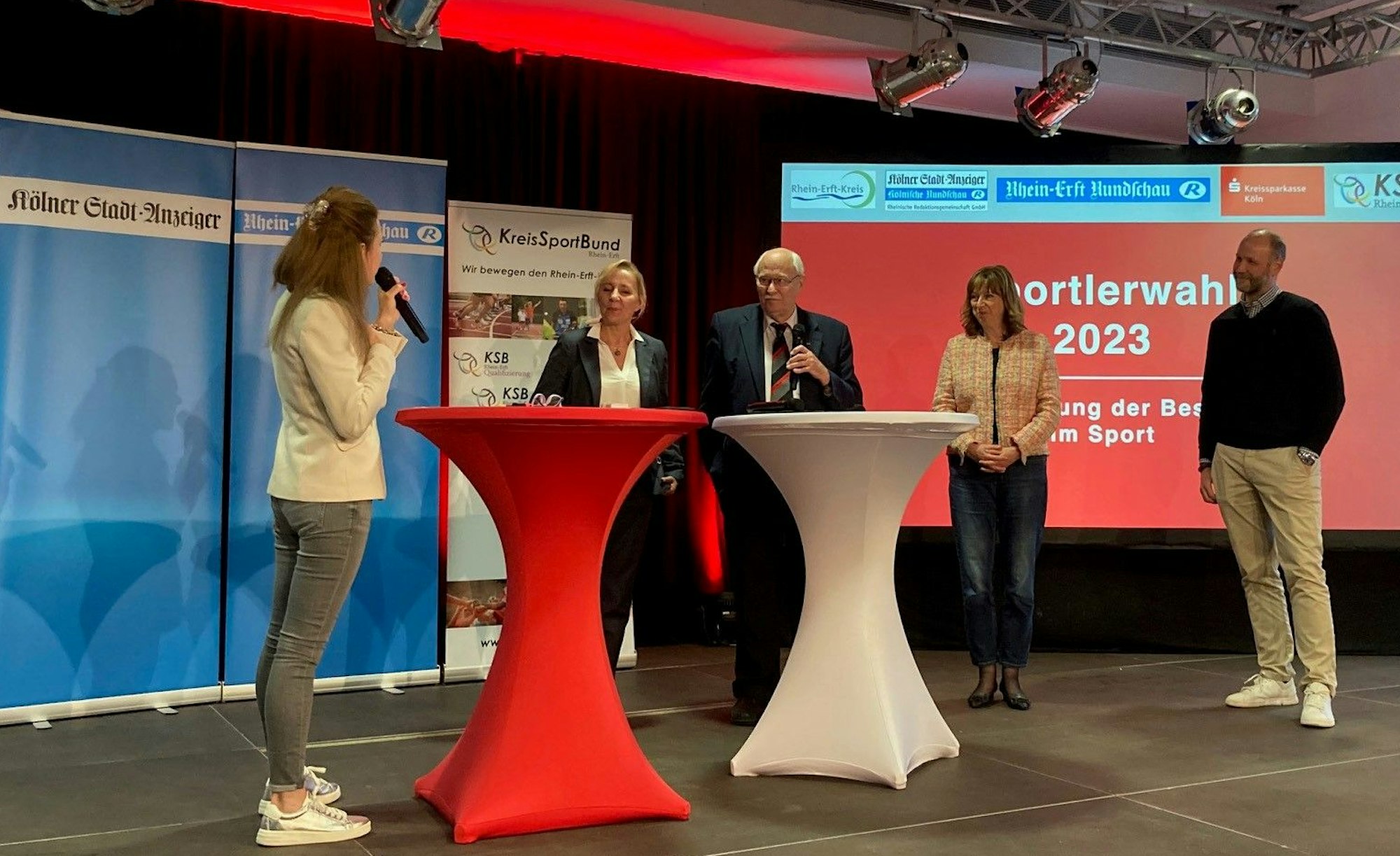 Auf dem Foto sind Moderatorin Heike Spitzley, Rita Markus-Schmitz (Kreissparkasse Köln), Harald Dudzus (Kreissportbund), Cordula von Wysocki (Kölnische Rundschau), Michael Greuel (Kölner Stadt-Anzeiger) zu sehen.