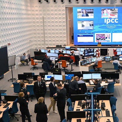 Im neuen Lagezentrum der Polizei für die Fußball-EM sollen während der Turniers 600 Experten aus ganz Europa arbeiten. Die Videowand ist 40 Quadratmeter groß und wiegt 4,5 Tonnen.