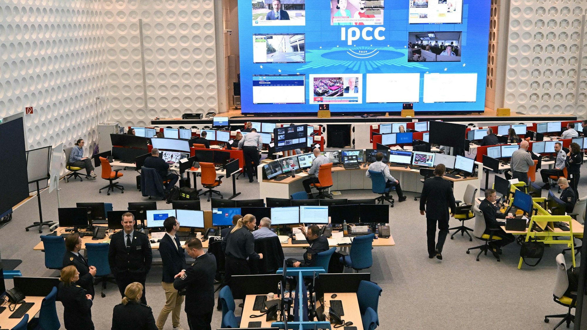 Im neuen Lagezentrum der Polizei für die Fußball-EM sollen während der Turniers 600 Experten aus ganz Europa arbeiten. Die Videowand ist 40 Quadratmeter groß und wiegt 4,5 Tonnen.