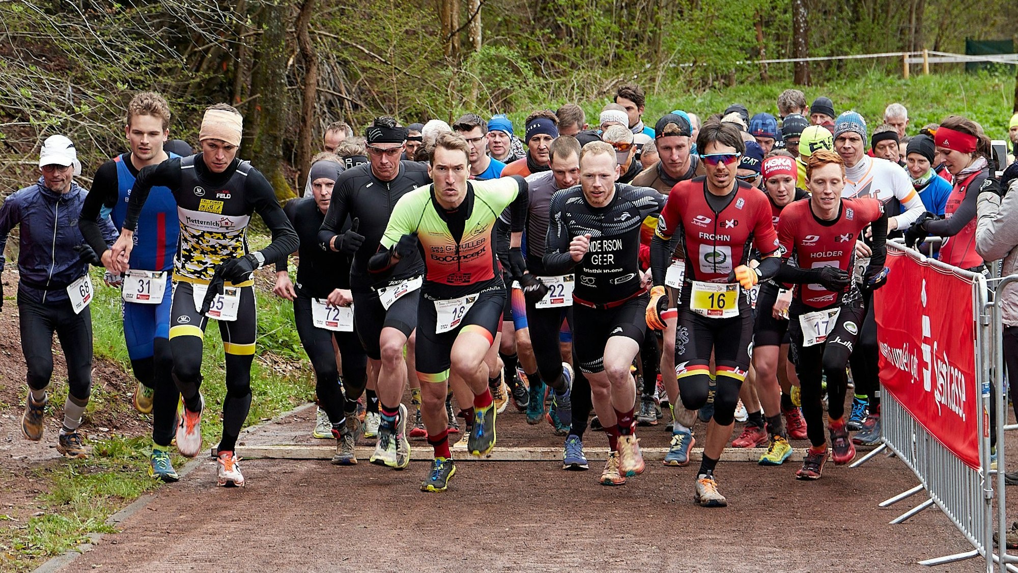 Dichtes Gedränge beim Start des Crossduathlons in Schleiden.