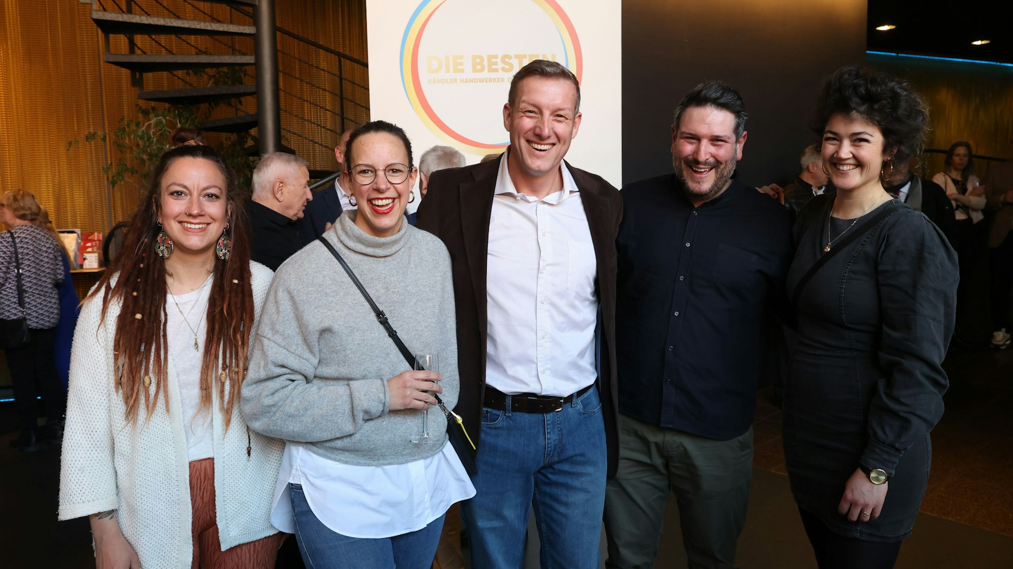 Mario Binder und sein Team von Bunte Burger posieren bei der Verleihung für ein Foto.