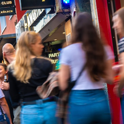 Junge Leute flanieren in Feierlaune durchs Kwartier Lateng.