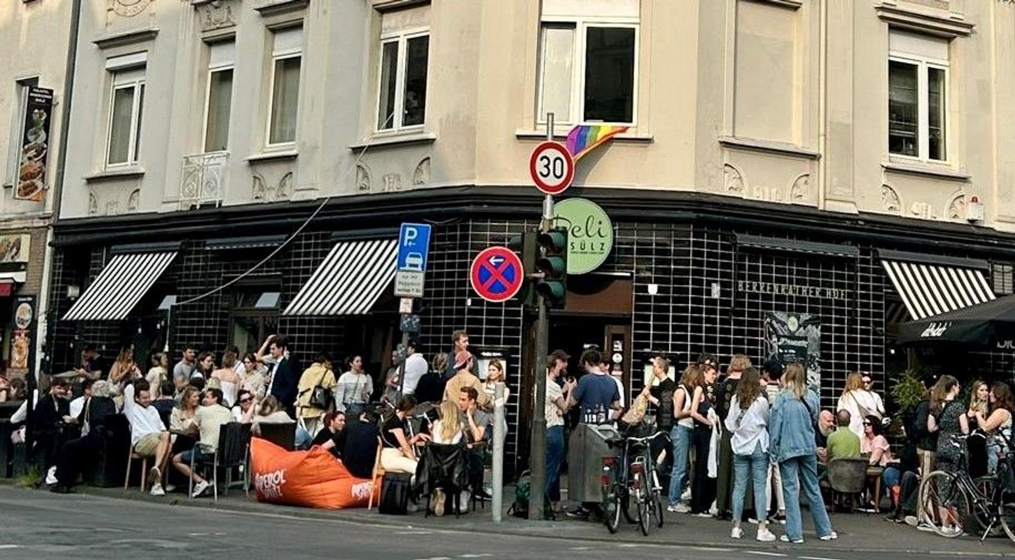 Viele junge Leute kommen vor allem an wärmeren Tagen vor dem Eingang des Deli Sülz zusammen.