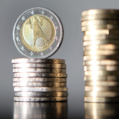 Euro-Münzen sind übereinander gestapelt.