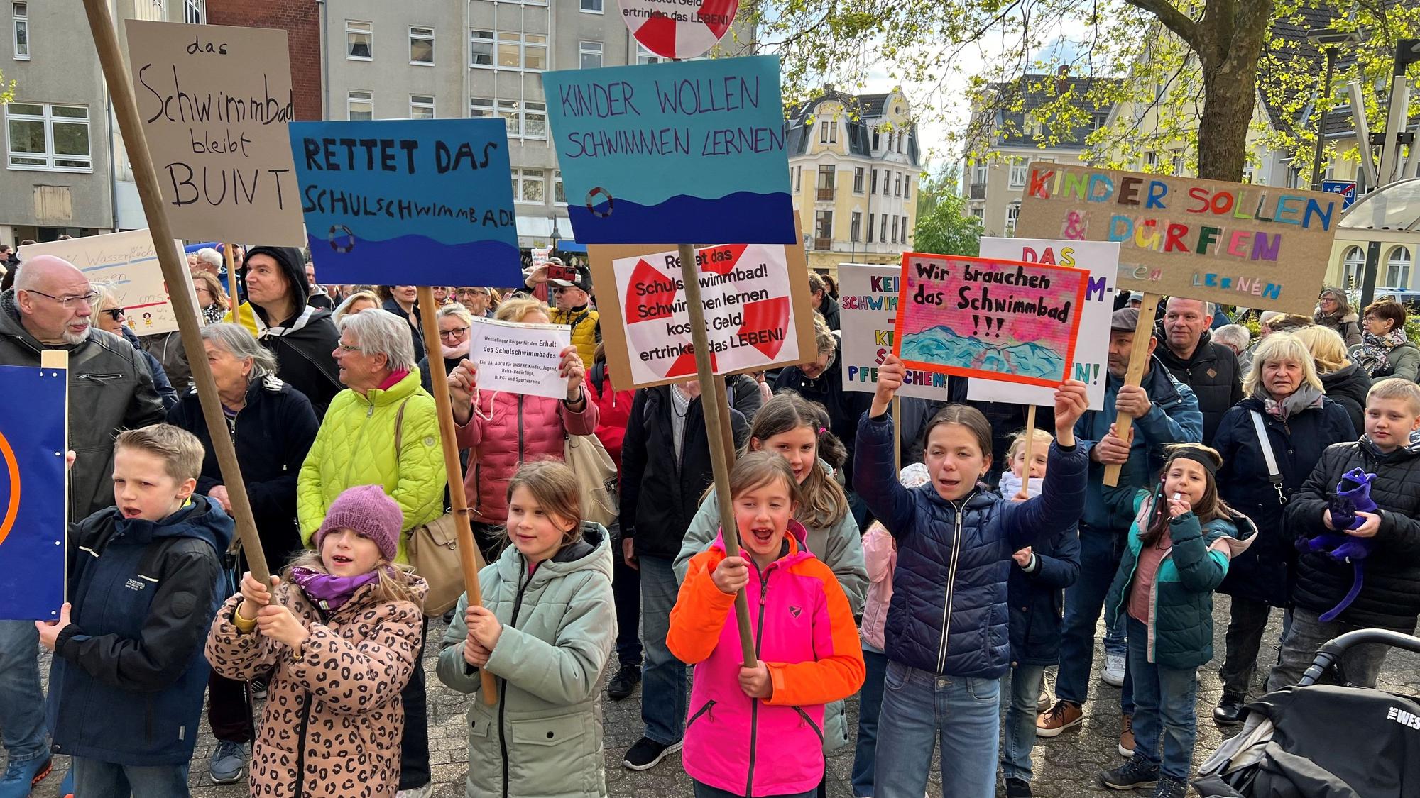 Vor dem Rathaus protestierten zahlreiche Wesselingerinnen und Wesselinger gegen die geplante Schließung des Schulschwimmbads.