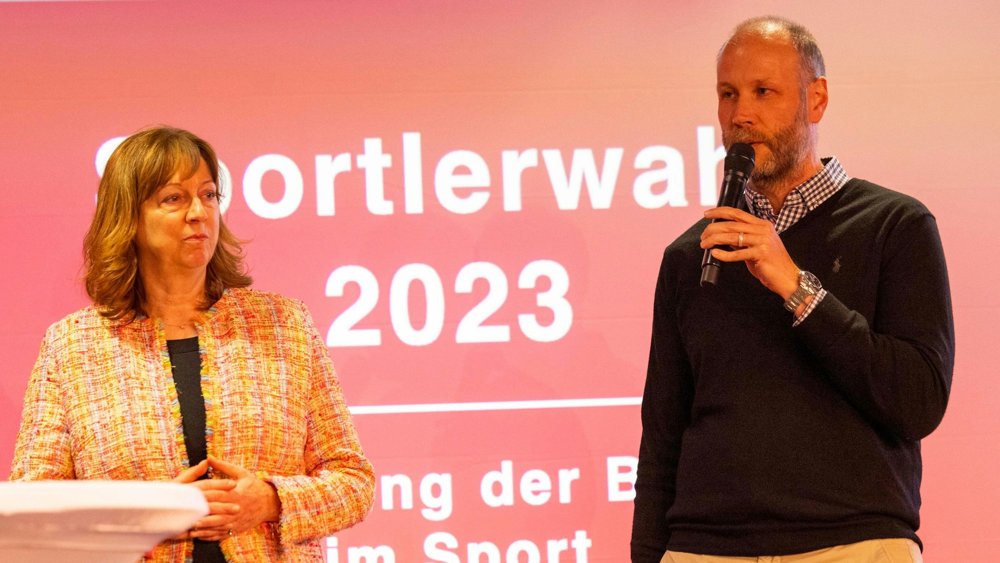 Zu sehen sind Cordula von Wysocki und Michael Greuel.